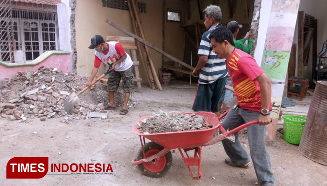 Warga Desa Cilibang bersihkan  puing yang berserakan. (FOTO: AJP/TIMES Indonesia)