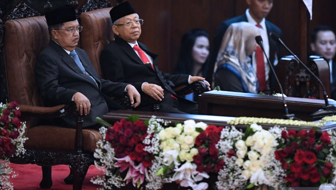 Wakil Presiden Jusuf Kalla (kiri) bersama Wakil Presiden terpilih Ma'ruf Amin mengikuti upacara pelantikan presiden dan Wakil Presiden di Gedung Nusantara, Senayan, Jakarta, Minggu (20/10/2019). (FOTO: ANTARA FOTO/Akbar Nugroho Gumay/pras)