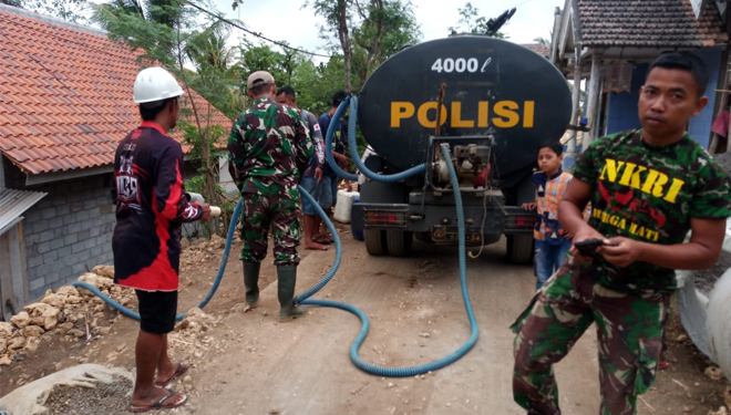 Mobil tangki Polres Malang yang mulai melakukan droping air bersih sejak kemarin. (FOTO:Polres Malang) 