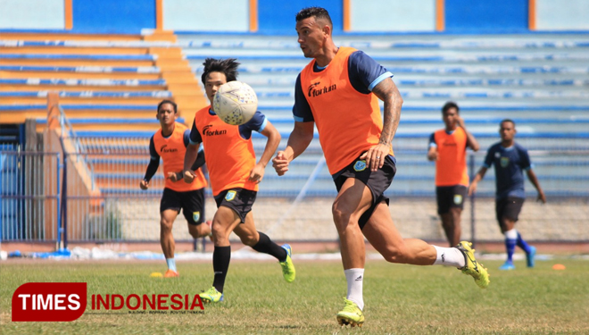 Salah satu aksi Alex dos Santos Goncalves saat menjalani latihan di Stadion Surajaya Lamongam, Senin (21/10/2019). (FOTO: MFA Rohmatillah/TIMES Indonesia)