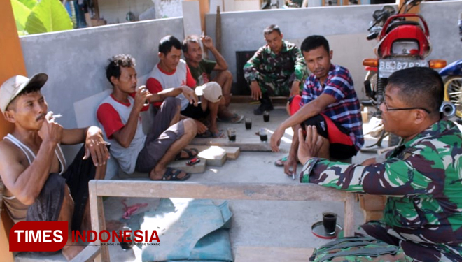 Menikmati Nasi Bungkus dalam Pererat Kemanunggalan. (FOTO: AJP TIMES Indonesia)