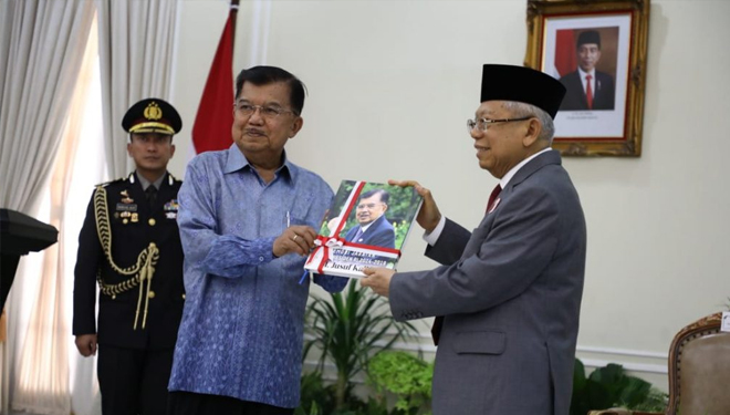 JK ketika menyerahkan Buku Memori Jabatan M. Jusuf Kalla kepada Wapres Ma’ruf Amin. (FOTO: Setwapres RI) 