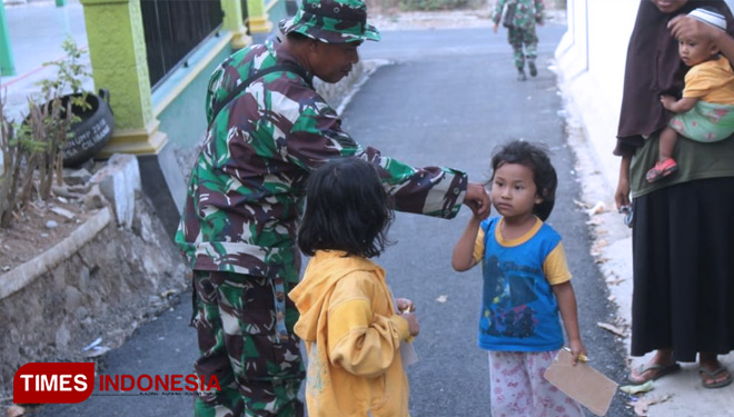 Cium Tangan Satgas TMMD, Anita dan Fisher Rela Menunggu TNI Melewati Rumahnya. (FOTO: AJP/TIMES Indonesia)