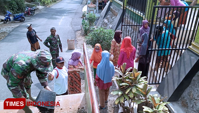 Emak-emak Desa Cilibang di Lokasi TMMD 106 Kodim Cilacap Kompak. (FOTO: AJP/TIMES Indonesia)
