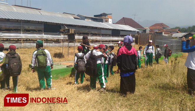 Para siswa saat datang ke peternakan kelinci untuk mempelajari pembuatan energi alternatif. (foto: Muhammad Dhani Rahman/TIMES Indonesia)