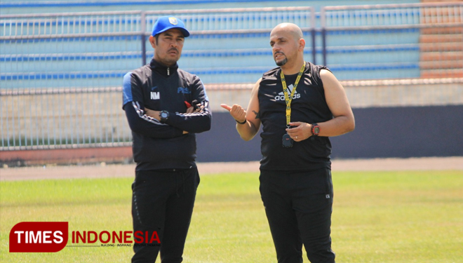 Fabio Oliveira (kanan) berdiskusi dengan Nil Maizar pada sesi latihan Persela di Stadion Surajaya Lamongan, Senin (21/10/2019). (FOTO: MFA Rohmatillah/ TIMES Indonesia)