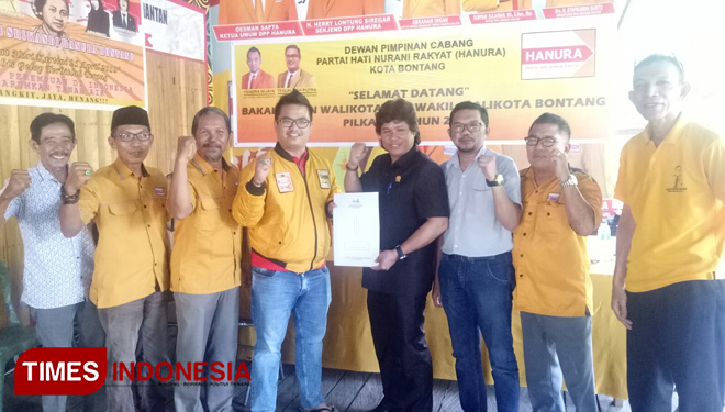 H Nur Salam (Baju Hitam) bersama tim nya saat menerima formulir penjaringan Balon Wali Kota Bontang di Kantor Partai Hanura (Foto: Kusnadi/TIMES Indonesia)