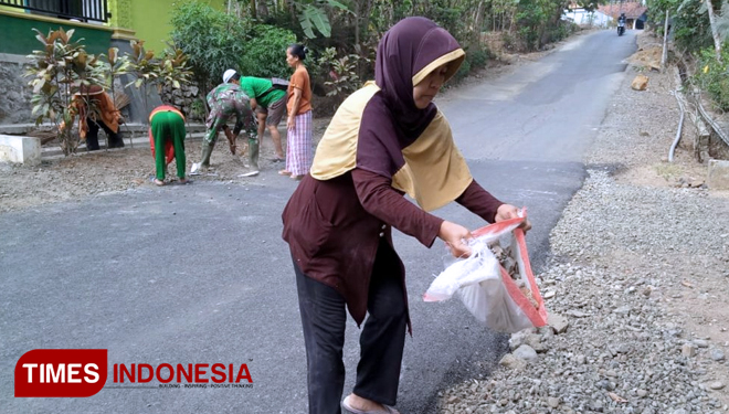 JUT Penghubung Dusun Kaligintung dan Kalirau Hampir Beres. (FOTO: AJP TIMES Indonesia)
