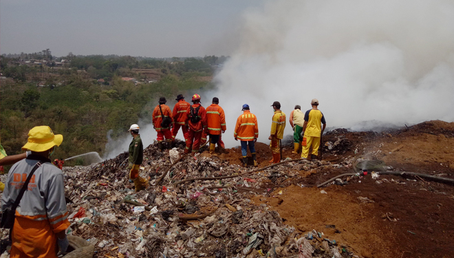 Upaya pemadaman di TPA Supiturang oleh petugas Damkar Kota Malang. (Foto: Damkar Kota Malang)
