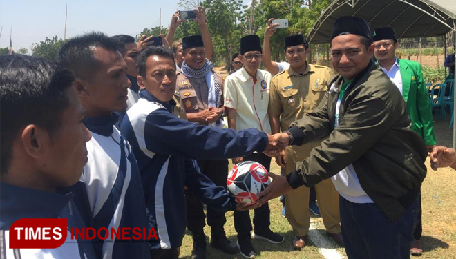 Ketua Pelaksana LSN Region 2 Jawa Timur di Kabupaten Tuban, H. Fredy Ardlian Syah saat memberikan bola kepada wasit pemimpin pertandingan sebagai tanda pembukaan LSN di Tuban, Senin,(21/10/2019) (Foto:Achmad Choirudin/TIMES Indonesia)