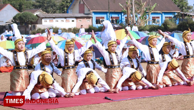 Para pelajar MTs Negeri saat flashmob dan menari pada peringatan Hari Santri Nasional. (foto: Humas MTs Negeri 6 Malang for TIMES Indonesia)