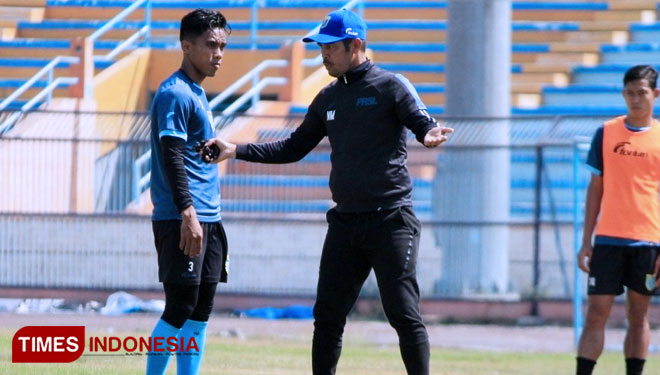Pelatih Persela, Nil Maizar memberikan arahan kepada Samsul Arifin, dalam sesi latihan di Stadion Surajaya Lamongan, Senin (21/10/2019). (FOTO: MFA Rohmatillah/ TIMES Indonesia)