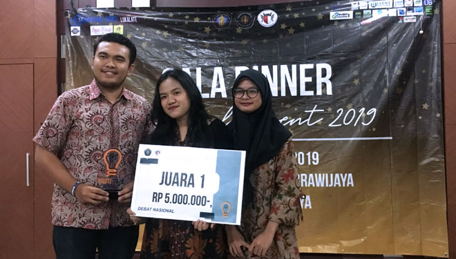 Pemenang Juara 1 dari Universitas Airlanga Team B atas nama Khairul Mujahid Sangadi, Noor Thoyibah Apriliana, Annisa Taqiyyatul Azizah dalam Lomba Debat Nasional Political Event 2019. (foto : Istimewa)
