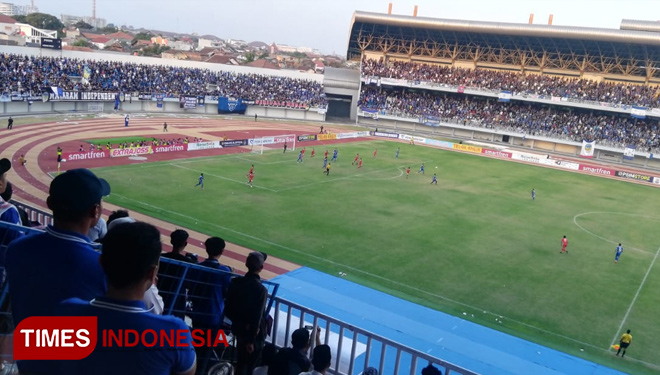 Suasana pertandingan antara PSIM Yogyakarta melawan Persis Solo di Stadion Mandala Krida Yogyakarta, pada Senin (21/10/2019). (FOTO: Istimewa/TIMES Indonesia)