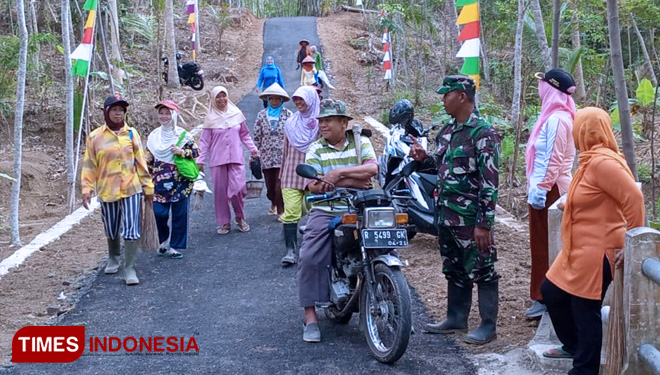 Partisipasi Warga Desa Cilibang untuk TMMD 106 Kodim Cilacap. (FOTO: AJP/TIMES Indonesia)