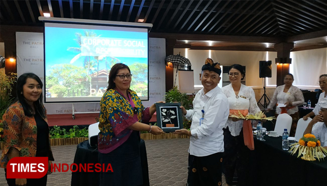 Pjs General Manager The Patra Bali, Suwardi (berbaju putih) memberikan apresiasi pada tim penilai CSR BUMN Award 2019. (Foto: Imadudin M/TIMES Indonesia)