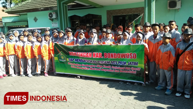 Para peserta dari MTs di Kabupaten Bondowoso saat dilepas untuk mengikuti Porseni se Jawa Timur (FOTO: Moh Bahri/TIMES Indonesia). 