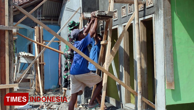 Di Hari Ke Sembilan Belas TMMD, Rehab Rumah Salam Capai 90 Persen. (FOTO: AJP TIMES Indonesia)