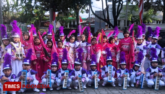 Tim Drumband SD Khadijah Pandegiling meraih tiga piala dalam Peringatan HUT Provinsi Jawa Timur 2019 (20/9). (FOTO: AJP/TIMES Indonesia)