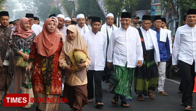 Bupati Malang, Drs HM Sanusi MM, saat memakai sarung pada kegiatan keagamaan Islam. (Foto : Humas Pemkab Malang for TIMES Indonesia)