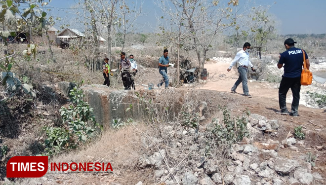 Petugas identifikasi Polres Tuban, saat menggelar olah TKP di lokasi tambang kapur Dusun Bokgede Desa Jadi, Kecamatan Semanding, Kabupaten Tuban, Senin, ( 21/10/2019). (Foto: Istimewa)