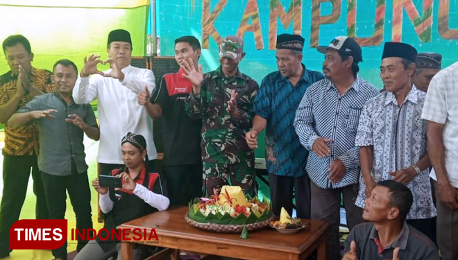 Tasyakuran Gedung Songo bersama Kepala Desa Kedungsalam. (FOTO: AJP TIMES Indonesia)