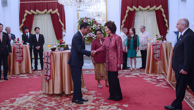 Presiden Jokowi ketika menerima Utusan Khusus Presiden AS, Elaine L. Chao di Istana Merdeka, Jakarta, Minggu (20/10/2019) malam. (Foto: Humas Setkab)