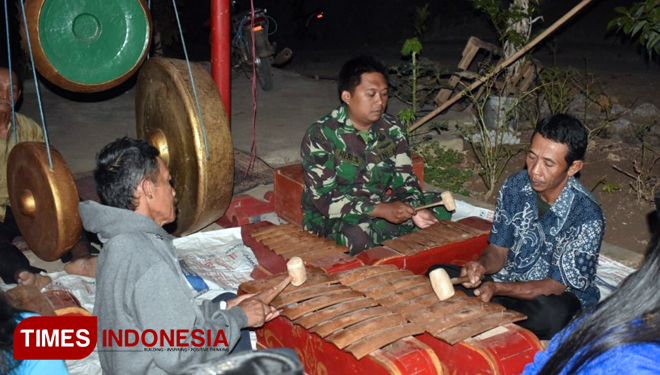 Satgas TMMD 106 salurkan bakat bermain musik gamelan. (FOTO: AJP TIMES Indonesia)