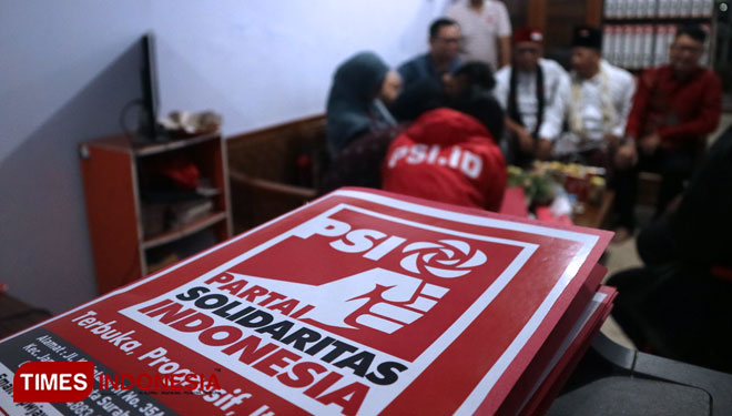 Pengembalian formulir pendaftaran Pilkada Surabaya 2020 di Kantor DPW PSI Jatim, Jalan Ketintang Selatan, Surabaya, Minggu (20/10/2019). (Foto : Lely Yuana/TIMES Indonesia)