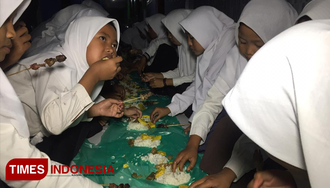 Usai bakar sate lanjheng, ratusan santri Ponpes Bani Ranang gelar makan polokan. (FOTO: Happy/TIMES Indonesia)