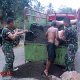 Bantu Turunkan Pasir, Satgas TMMD 106 Kodim Cilacap