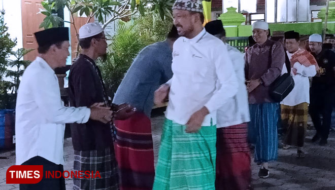 Bupati Ipong Michlissoni dalam safari subuh berjamaah di masjid Baitul Muttaqin kelurahan Singosaren (Foto: Marhaban/TIMES Indonesia)