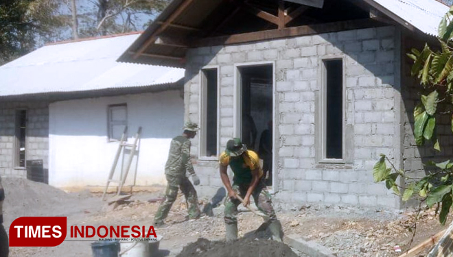 Concrete block RTLH pak Katimun oleh Satgas TMMD 106. (FOTO: AJP TIMES Indonesia)