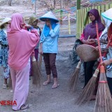 Semangat Emak-Emak Wujud Dukungan Program TMMD reg 106 Kodim Cilacap
