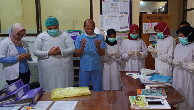 Aktivitas mengheningkan cipta oleh karyawan RSSA Malang dalam memperingati Hari Santri Nasional 2019. (Foto: Humas for TIMES Indonesia)