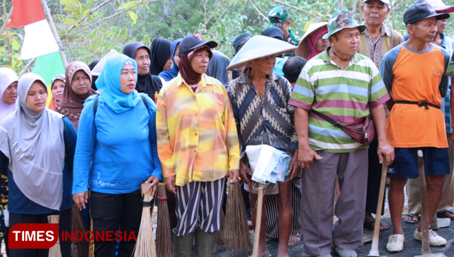 Satgas TMMD Kodim Cilacap Sedang Berikan Arahan Kepada Warga. (FOTO: AJP/TIMES Indonesia)