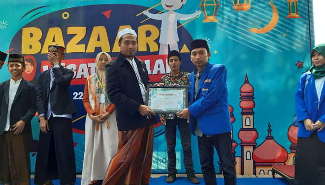 Penyerahan penghargaan dalam Lomba Tartil dan Pidato oleh PMII Kota Malang. (Foto: Istimewa)