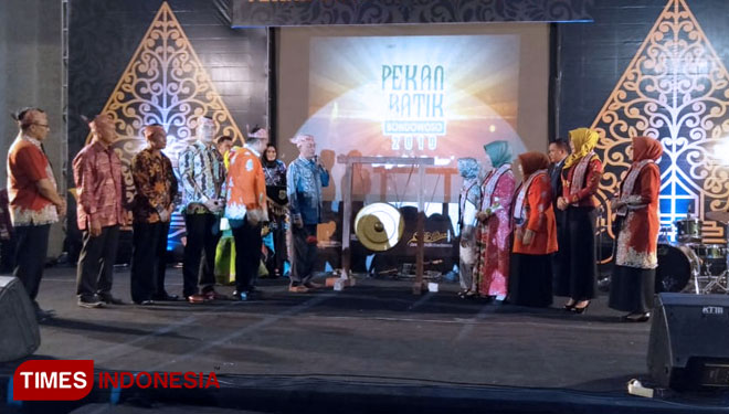 The Mayor of Bondowoso KH Salwa Arifin officially opens the Pekan Batik Bondowoso 2019. (Picture by: Moh Bahri/TIMES Indonesia).