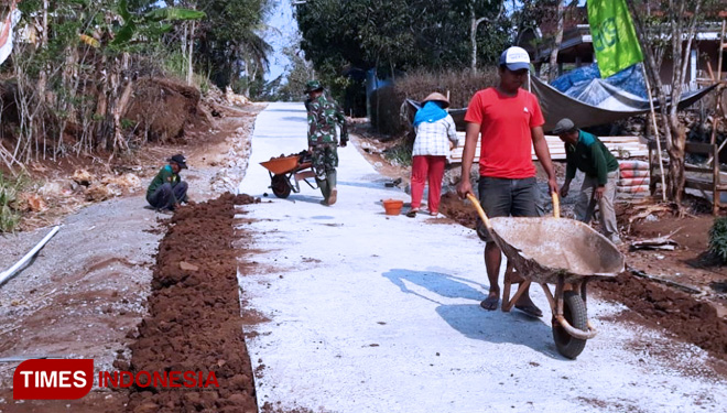 Penimbunan Tanah Di Sela-Sela Pinggiran Jalan. (FOTO: AJP/TIMES Indonesia)