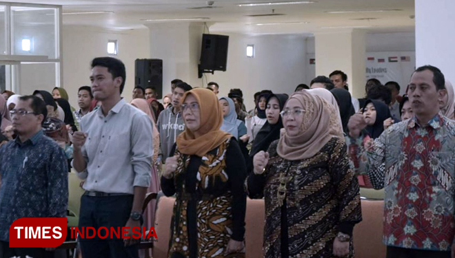 Pimpinan FEB Unisma, Dr. Umi Dayati, dan para mahasiswa FEB Unisma saat menyanyikan Syubbanul Wathon. (FOTO: AJP TIMES Indonesia)