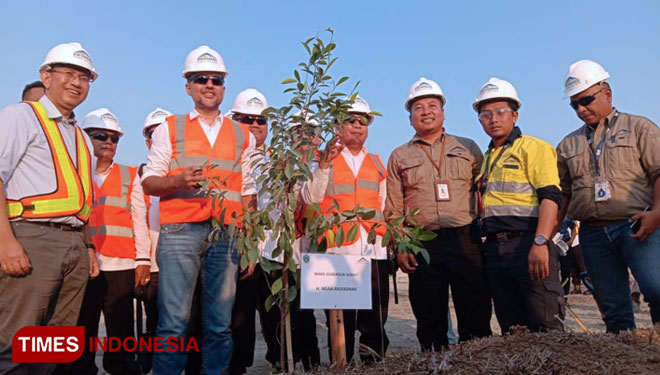 Presiden Direktur PT BSI, Adi Adriansyah Sjoekri (kiri) dan Wakil Gubernur Sumatera Utara, H Musa Rajekshah (kedua dari kiri), saat melakukan penanaman pohon dalam kunjungan ke PT BSI. (Foto : Syamsul Arifin/TIMES Indonesia)