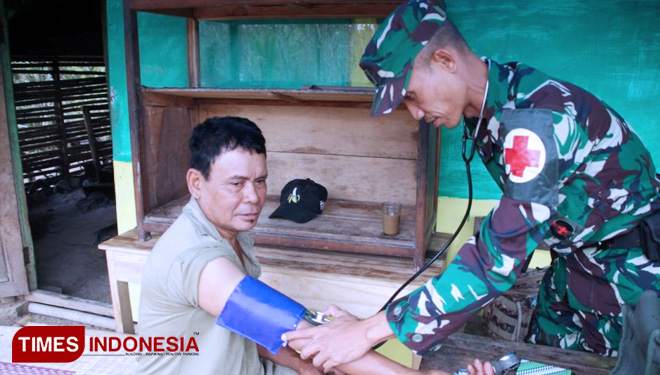 Tim Kesehatan Satgas TMMD 106 Kodim Cilacap, Periksa Kesehatan Warga. (FOTO: AJP/TIMES Indonesia)