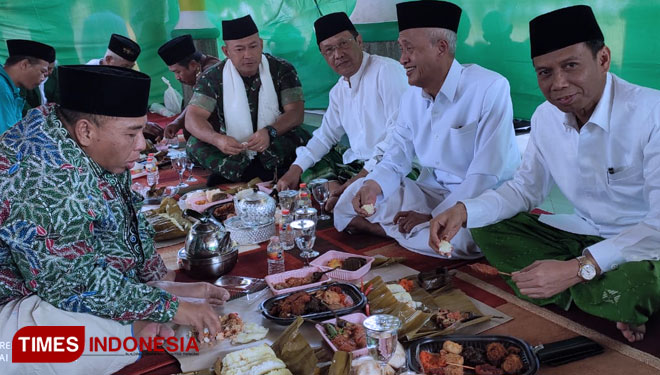 Suasana Makan Tabek para pejabat dan tokoh NU di Kabupaten Bondowoso Jawa Timur. (FOTO: Moh Bahri/TIMES Indonesia). 