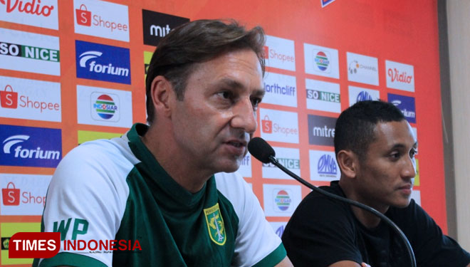 Pelatih Persebaya, Wolfgang Pikal (kiri) membetikan komentar dalam sesi konferensi pers jelang laga kontra Persela, Selasa (22/10/2019). (FOTO: MFA Rohmatillah/ TIMES Indonesia)