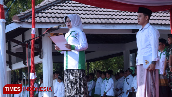 Bupati Jombang Mundjidah Wahab saat Upacara Peringatan Hari Santri Nasional 2019 di Alun-alun Jombang, Selasa, (22/10/2019) (FOTO: Riski/TIMES Indonesia)