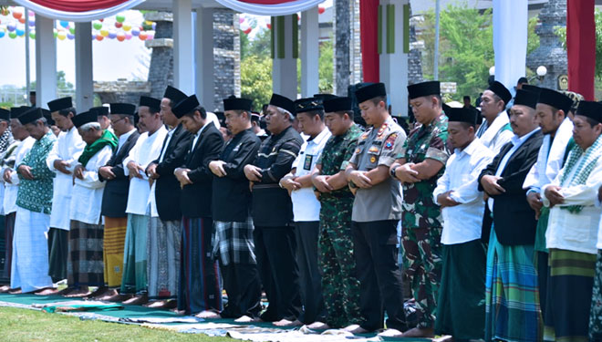 Ribuan peserta apel HSN 2019 Kabupaten Madiun mengikuti shalat istisqo. (Foto: Humas Pemkab Madiun)