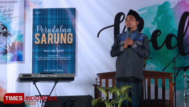 Ach Dhofir Zuhri, penulis buku Peradaban Sarung saat acara bedah buku di Bogor, dalam rangkat Hari Santri Nasional 2019. (For TIMES Indonesia)