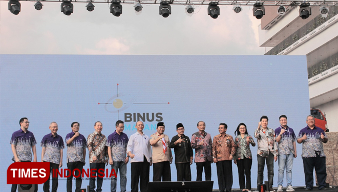 Wali Kota Malang, Drs. H. Sutiaji, bersama jajaran Binus University usai ceremonial pembukaan Binus University hari ini (23/10/2013) (foto : Widya Amalia/TIMES Indonesia)