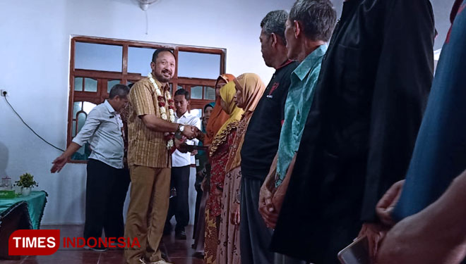 Bupati Ipong Muchlissoni serahkan sertifikat tanah kepada warga Desa Gelang Lor, Sukorejo, Ponorogo (FOTO: Marhaban/TIMES Indonesia)