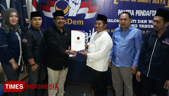 Ketua PCNU Kabupaten Malang, dr H Umar Usman saat mendaftar Cabup Malang di NasDem. (Foto : Binar Gumilang / TIMESINDONESIA)